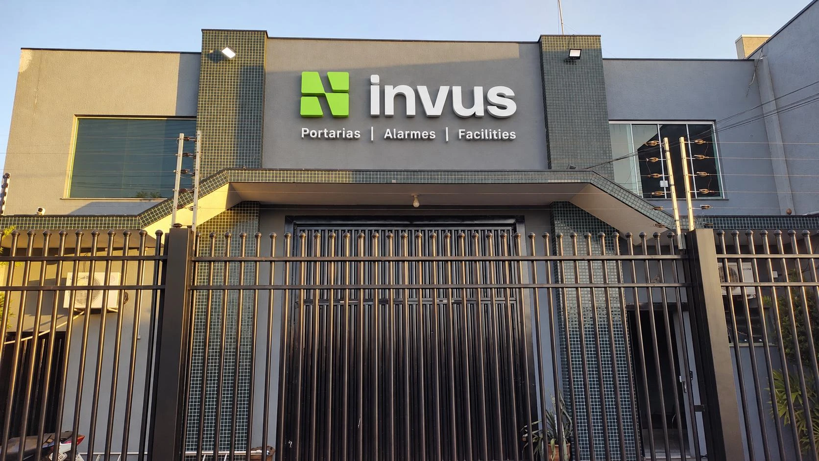 Fachada da Invus, empresa de Portaria Inteligente em Maringá
